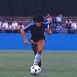 Diego Maradona Instagram - Tercer partido del Mundial Juvenil de Japón 1979, contra Polonia. Fue un día como hoy. La estampa de siempre, más allá de la edad, del equipo o del rival. Argentina jugó un partidazo. Fue victoria por 4-1 con goles de Calderón (2), Simón y uno tuyo. Queda para la historia la frase de Macaya Márquez: "¡Ya no quedan más arqueros en el banco de Polonia!" 🇦🇷 Omiya
