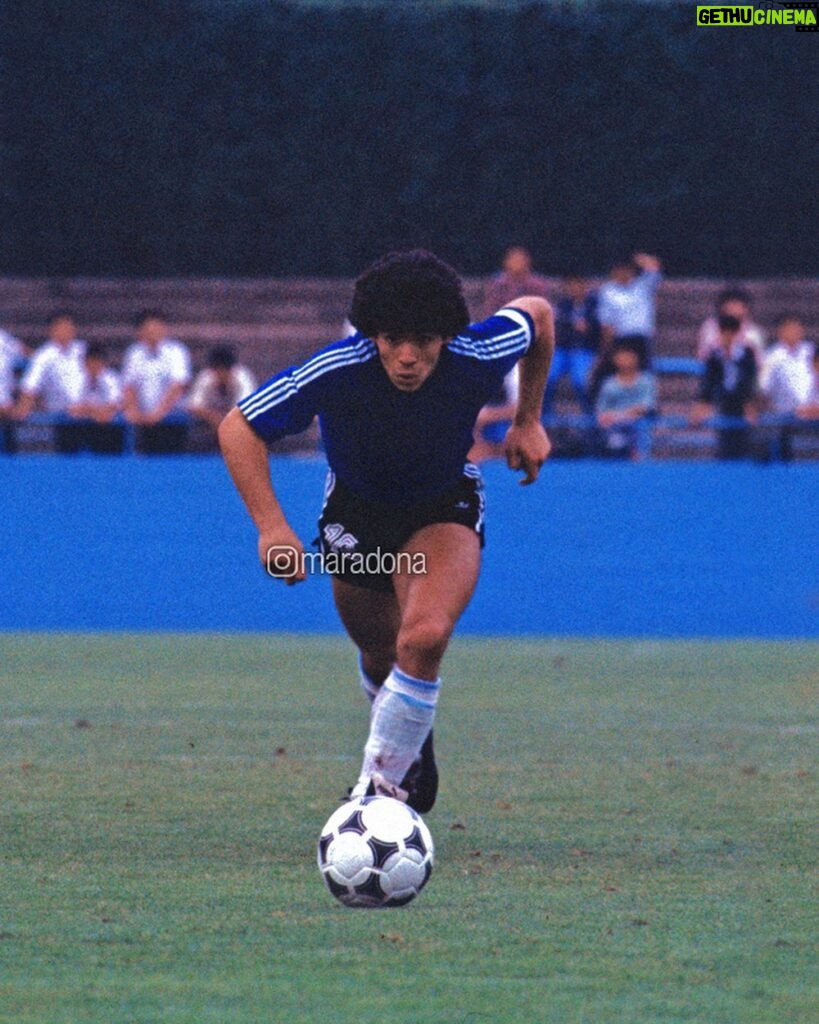 Diego Maradona Instagram - Tercer partido del Mundial Juvenil de Japón 1979, contra Polonia. Fue un día como hoy. La estampa de siempre, más allá de la edad, del equipo o del rival. Argentina jugó un partidazo. Fue victoria por 4-1 con goles de Calderón (2), Simón y uno tuyo. Queda para la historia la frase de Macaya Márquez: "¡Ya no quedan más arqueros en el banco de Polonia!" 🇦🇷 Omiya