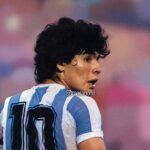 Diego Maradona Instagram - Un día como hoy, en 1979, debutabas en el Mundial Juvenil de Japón. Tenías apenas 18 años. En aquella época no había redes sociales, y la FIFA y la Conmebol no eran tan cercanas a los jugadores. De todos modos, ya generabas todo esto. Ibas por la revancha, una de las tantas, después de quedar afuera del Mundial 1978. Le habías prometido a tu mamá ganar el mundial juvenil... Omiya