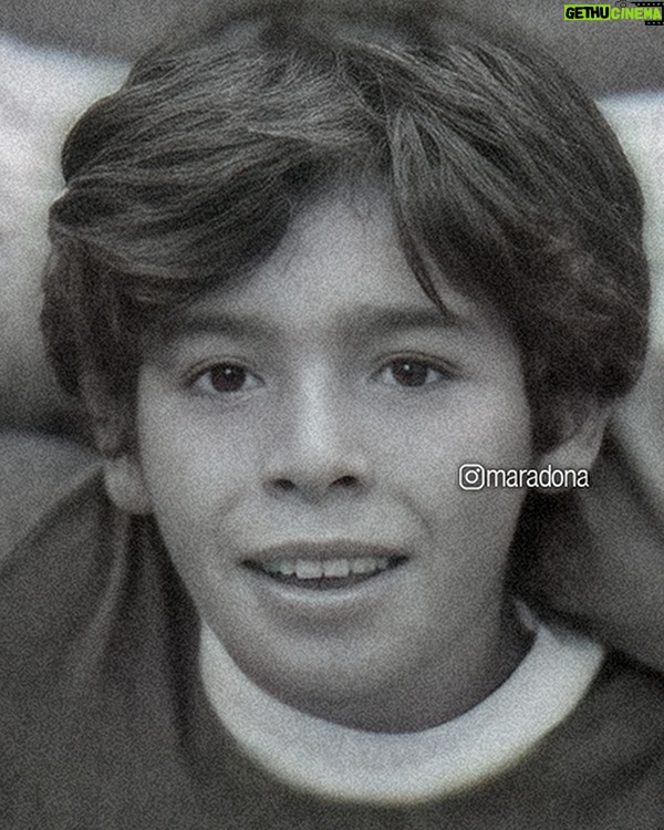 Diego Maradona Instagram - Lloviznaba aquella tarde, pero no importaba. Jugaba Argentinos Juniors, e ibas a ser alcanzapelotas con Los Cebollitas. No podías ser más feliz. ¿Qué mejor que esta sonrisa, tu sonrisa, para festejar un nuevo Día del Niño?❤