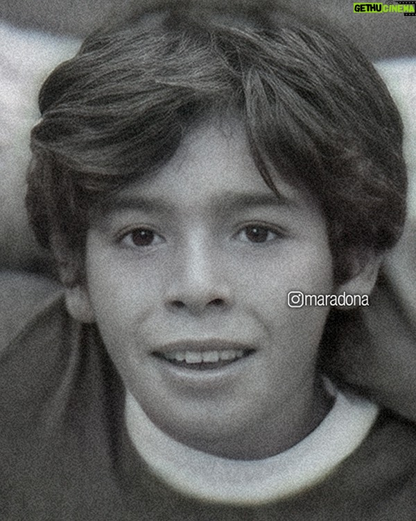 Diego Maradona Instagram - Lloviznaba aquella tarde, pero no importaba. Jugaba Argentinos Juniors, e ibas a ser alcanzapelotas con Los Cebollitas. No podías ser más feliz. ¿Qué mejor que esta sonrisa, tu sonrisa, para festejar un nuevo Día del Niño?❤️