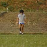 Diego Maradona Instagram - Un giorno come oggi giocasti la tua prima amichevole con il Napoli. Era contro il Castel del Piano e finì 13-1. Qui condividiamo le immagini del ritiro della squadra, accompagnate da un capolavoro del Maestro @charlygarcia, anch’esso uscito nel 1984. E vogliamo citare anche l’allenatore Rino Marchesi, Sasá Carmando, il professor Ernesto Milano, Domenico Penzo e il portiere Enrico Zazzaro, che compaiono nelle immagini💙