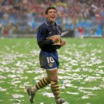 Diego Maradona Instagram - Esta sonrisa fue un día como hoy, en La Bombonera, en 1997. Volvías por última vez. Tu expresión lo dice todo. El sacrificio que hiciste por llegar en ese estado fue enorme, tanto como tu sueño: retirarte vistiendo la azul y oro. Y el motor no fue otro que tu inmenso amor por la pelota. Te amamos ❤️