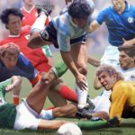 Diego Maradona Instagram - No se puede ganar solo, no. Pero en aquél mundial de México, por algún motivo, dejaste esa sensación. Pero lo cierto es que formaste parte de un equipazo. Fuiste capitán en un equipo de capitanes. Y conducidos por Carlos Bilardo y un cuerpo técnico a prueba de todo. Feliz 37 Aniversario, campeones del mundo!!! 🇦🇷 Estadio Azteca