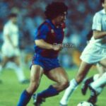Diego Maradona Instagram - Hoy, hace 40 años, marcabas este gol inolvidable al Real Madrid. Fue en el partido de ida de la Copa de la Liga, jugada en el Bernabeu. El pase te lo dio el Lobo Carrasco, que te dejó “solo” frente al arquero. Aquellos policías sentados detrás del arco fueron protagonistas de lujo de aquella jugada aplaudida por todo el estadio. Estadio Santiago Bernabéu , Madrid España