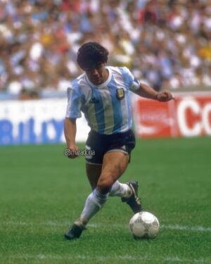 Diego Maradona Instagram - Un día como hoy, en la semi de México '86, la Selección enfrentaba a Bélgica, que venía de eliminar a la temible URSS. Sobrevolaba el recuerdo del mundial anterior, pero no hubo caso, el equipo jugó en gran forma y consiguió una victoria indiscutible. Para nosotros, éste fue tu mejor partido del mundial, con dos goles hermosos. Una vez más, Argentina llegaba a una final de la copa del mundo 🇦🇷