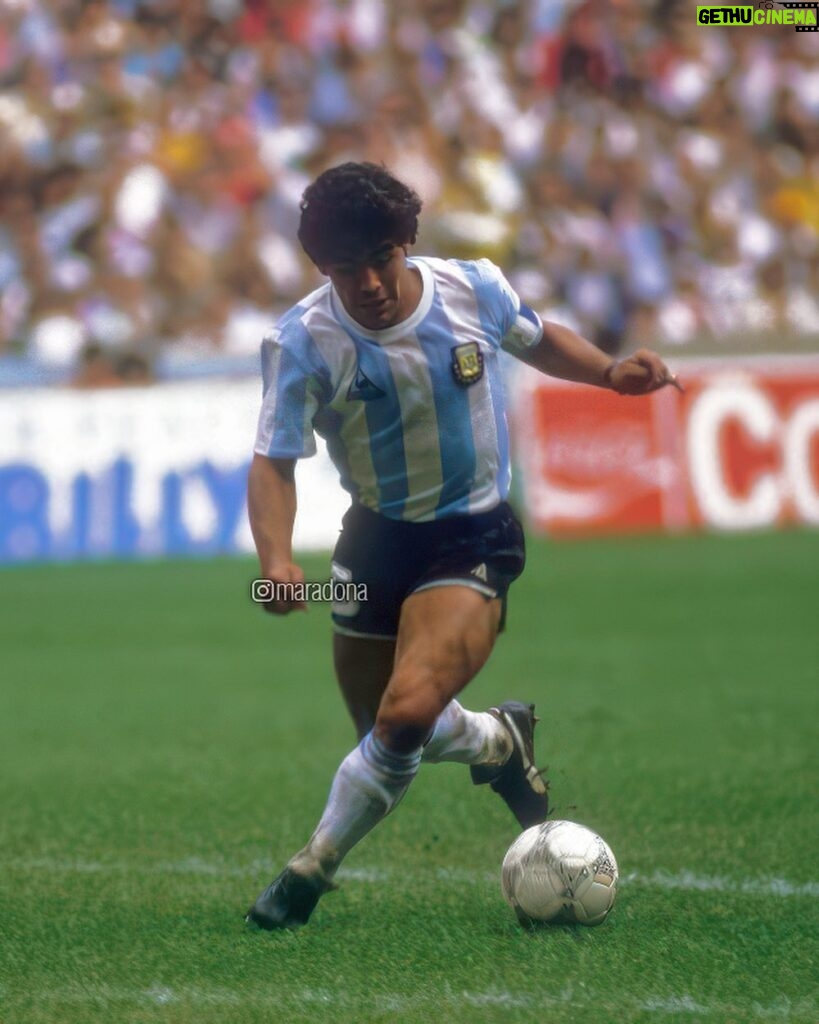 Diego Maradona Instagram - Un día como hoy, en la semi de México '86, la Selección enfrentaba a Bélgica, que venía de eliminar a la temible URSS. Sobrevolaba el recuerdo del mundial anterior, pero no hubo caso, el equipo jugó en gran forma y consiguió una victoria indiscutible. Para nosotros, éste fue tu mejor partido del mundial, con dos goles hermosos. Una vez más, Argentina llegaba a una final de la copa del mundo 🇦🇷 Estadio Azteca