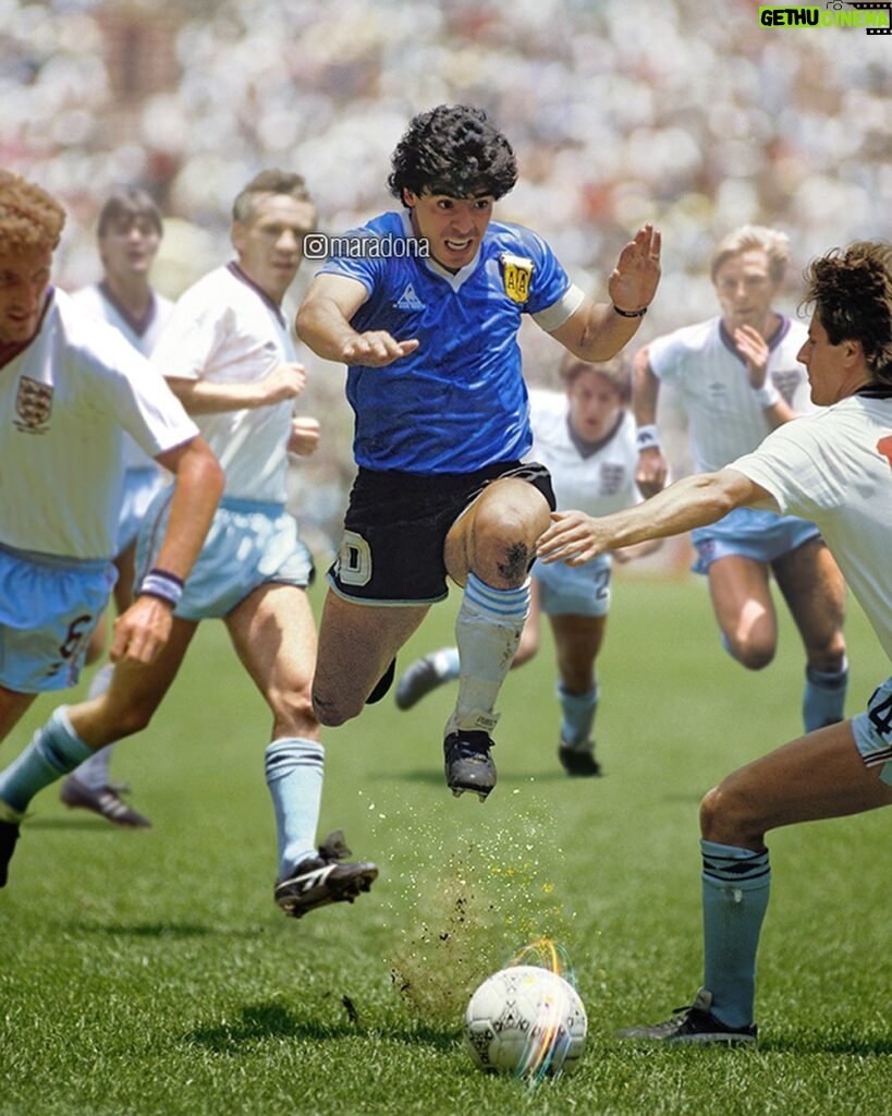 Diego Maradona Instagram - Pocos lo saben. Hoy es el Día del Futbolista en Argentina. No sólo por tu gol, no. Lo es también en honor a un grupo de valientes que salió a dar la cara por todo un país, a tan sólo cuatro años de una guerra que nunca debió ser. No fue un partido más, no fue por los puntos. El honor es de Ustedes, el orgullo es nuestro 🇦🇷 Estadio Azteca