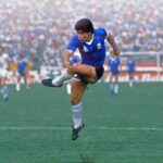 Diego Maradona Instagram - Dicen que nunca jugaste la Copa Libertadores. Pero, ¿y el partido contra Uruguay, qué fue? Evidentemente el árbitro Agnolin se olvidó las tarjetas en Italia. A pesar de todo, no hubo expulsados. Fue victoria por 1-0. Los uruguayos dicen que con Francescoli y Paz en campo desde el inicio, hubiesen tenido más posibilidades. ¿Quién sabe? Los enfrentaste a lo largo de toda tu carrera, en Los Cebollitas, en la juvenil, en la mayor, y en partidos despedida. Te tocó ganar y perder, pero siempre contaste con su respeto y amistad. Estadio Cuauhtemoc Puebla