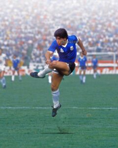 Diego Maradona Instagram - Dicen que nunca jugaste la Copa Libertadores. Pero, ¿y el partido contra Uruguay, qué fue? Evidentemente el árbitro Agnolin se olvidó las tarjetas en Italia. A pesar de todo, no hubo expulsados. Fue victoria por 1-0. Los uruguayos dicen que con Francescoli y Paz en campo desde el inicio, hubiesen tenido más posibilidades. ¿Quién sabe? Los enfrentaste a lo largo de toda tu carrera, en Los Cebollitas, en la juvenil, en la mayor, y en partidos despedida. Te tocó ganar y perder, pero siempre contaste con su respeto y amistad. Estadio Cuauhtemoc Puebla