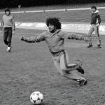 Diego Maradona Instagram - Hace 40 años volvías a jugar al fútbol, luego de aquella fatídica doble fractura de tobillo. Lo hiciste una noche de lluvia frente al Sevilla, marcando 2 goles. Habías vuelto en tiempo récord, contra todos los pronósticos. Resiliencia le dicen. Beso al cielo ❤️ Estadio Camp Now - Barcelona - Spain