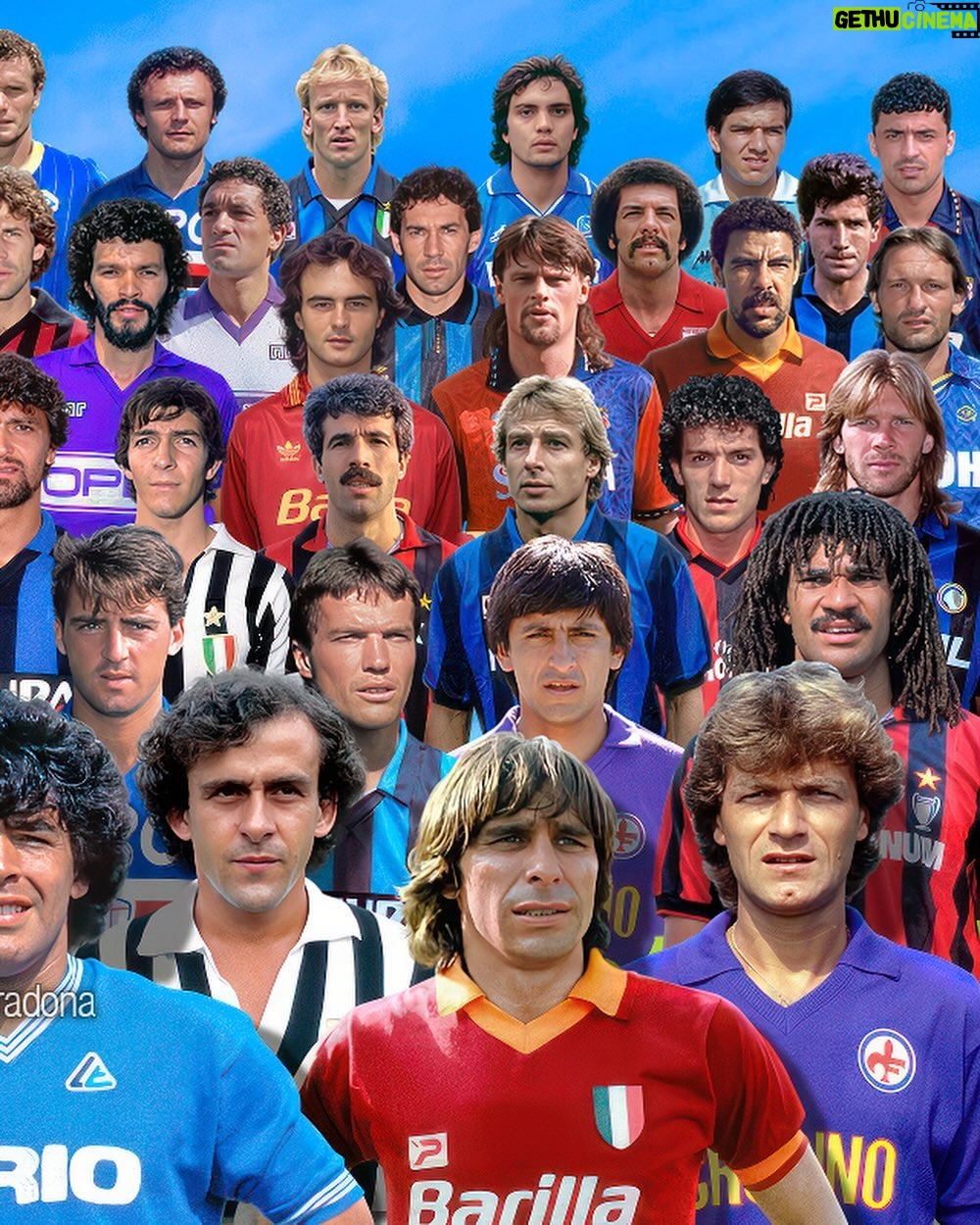 Diego Maradona Instagram - Nadie quería ir al Napoli en aquél momento. Era lógico, considerando a los rivales de la Serie A. Tu llegada a Italia fue mucho más allá de lo futbolístico. Le cambiaste por completo la atmósfera a una de las ciudades más humildes. Los defendiste. Cambiaste el sufrimiento por alegría. Y, a pesar de todo, los hiciste sentir invencibles💙 Galli, Zenga, Tacconi, Pagliuca, Briegel, Vierchowod, Brehme, Branco, Sosa, Aguilera ● Scirea, Cabrini, Ancelotti, Maldini, Baresi, Gentile, Baresi, Junior, Scifo ● Rijkaard, Passarella, Bergomi, Tardelli, Socrates, Giannini, Skuhravy, Cerezo, Elkjaer ● Falcao, Bertoni, Boniek, Caniggia, Völler, Altobelli, Rossi, Virdis, Klinsmann, Donadoni, Stromberg ● Serena, van Basten, Laudrup, Vialli, Mancini, Matthaus, Díaz, Gullit ● Baggio, Rummenigge, Zico, Platini, Conti, Antognoni, y mucho más. Honor a todos ellos. Napoli, Italy