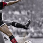 Diego Maradona Instagram - A veces es difícil explicar que no fuiste un superhéroe. Esta foto es de hace exactamente 30 años, en tu debut oficial en @newells, contra el Rojo de Avellaneda. Volvías a jugar después de tres meses de inactividad. Y aunque fue derrota, el regreso fue tu verdadera victoria. Te amamos papá❤️ Estadio de Independiente