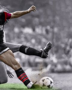 Diego Maradona Instagram - A veces es difícil explicar que no fuiste un superhéroe. Esta foto es de hace exactamente 30 años, en tu debut oficial en @newells, contra el Rojo de Avellaneda. Volvías a jugar después de tres meses de inactividad. Y aunque fue derrota, el regreso fue tu verdadera victoria. Te amamos papá❤️ Estadio de Independiente