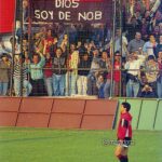 Diego Maradona Instagram - Un día como hoy llegaste a Rosario y el Coloso se llenó para darte una bienvenida INOLVIDABLE. Muchas gracias al club por el homenaje en este 30 aniversario, y a todos los hinchas de @newells por tantos años de amor ❤️🖤 Coloso Del Parque, Marcelo Bielsa