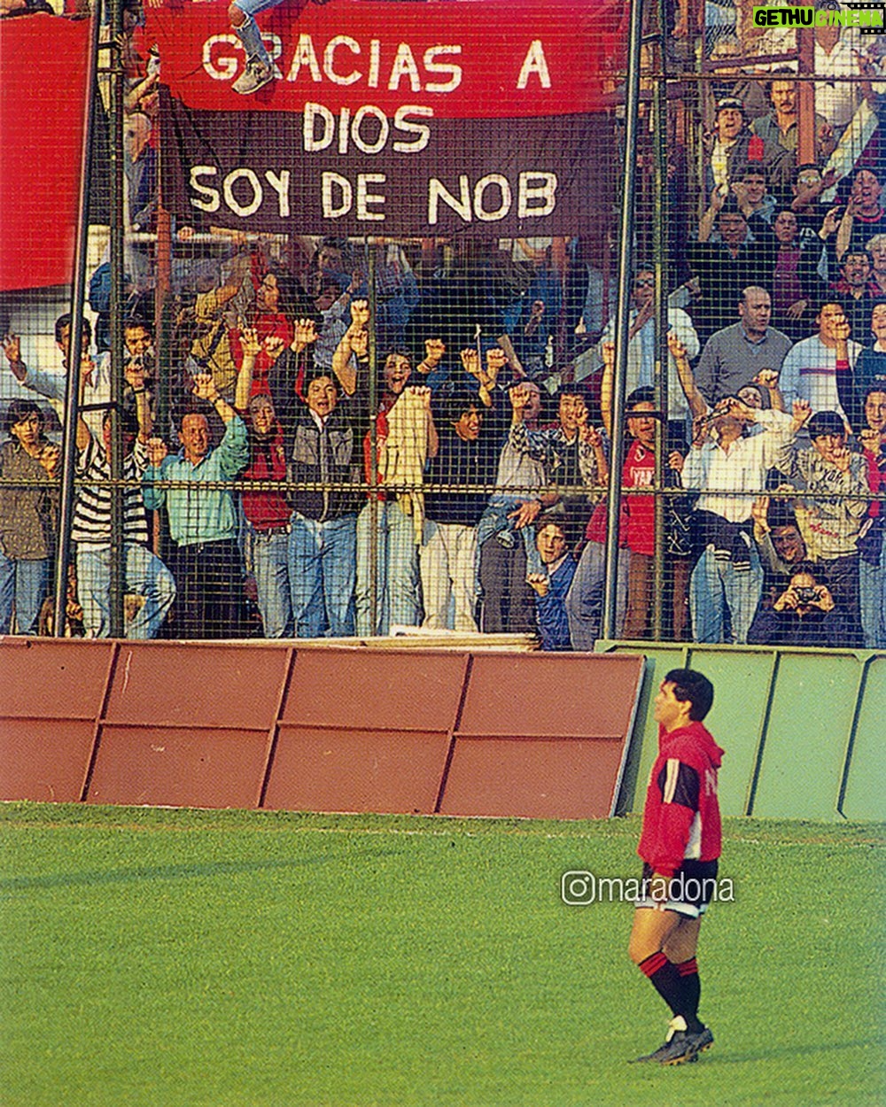 Diego Maradona Instagram - Un día como hoy llegaste a Rosario y el Coloso se llenó para darte una bienvenida INOLVIDABLE. Muchas gracias al club por el homenaje en este 30 aniversario, y a todos los hinchas de @newells por tantos años de amor ❤️🖤 Coloso Del Parque, Marcelo Bielsa