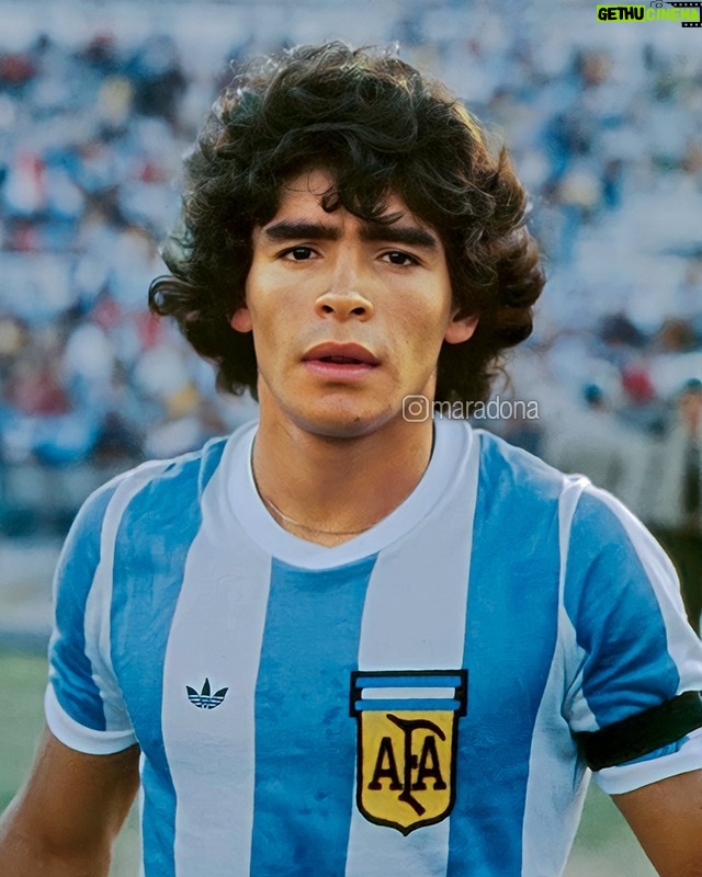 Diego Maradona Instagram - Hoy, hace 45 años, debutaste en el Sudamericano de 1979 con la Selección Juvenil. El torneo era clasificatorio para el Mundial Sub-20 de Japón. Fue victoria por 4-0 ante Perú, con dos goles de Alves, uno del Pelado Díaz y uno tuyo, que fue elegido el mejor gol del torneo❤🇦🇷 Estadio Centenario - Uruguay