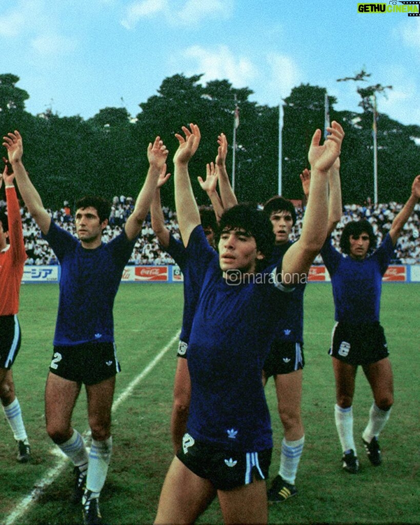 Diego Maradona Instagram - Tercer partido del Mundial Juvenil de Japón 1979, contra Polonia. Fue un día como hoy. La estampa de siempre, más allá de la edad, del equipo o del rival. Argentina jugó un partidazo. Fue victoria por 4-1 con goles de Calderón (2), Simón y uno tuyo. Queda para la historia la frase de Macaya Márquez: "¡Ya no quedan más arqueros en el banco de Polonia!" 🇦🇷 Omiya