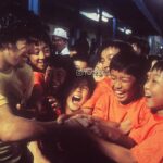 Diego Maradona Instagram - Un día como hoy, en 1979, debutabas en el Mundial Juvenil de Japón. Tenías apenas 18 años. En aquella época no había redes sociales, y la FIFA y la Conmebol no eran tan cercanas a los jugadores. De todos modos, ya generabas todo esto. Ibas por la revancha, una de las tantas, después de quedar afuera del Mundial 1978. Le habías prometido a tu mamá ganar el mundial juvenil... Omiya
