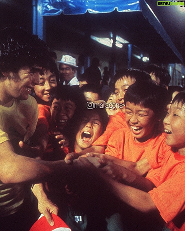 Diego Maradona Instagram - Un día como hoy, en 1979, debutabas en el Mundial Juvenil de Japón. Tenías apenas 18 años. En aquella época no había redes sociales, y la FIFA y la Conmebol no eran tan cercanas a los jugadores. De todos modos, ya generabas todo esto. Ibas por la revancha, una de las tantas, después de quedar afuera del Mundial 1978. Le habías prometido a tu mamá ganar el mundial juvenil... Omiya