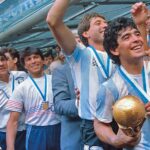 Diego Maradona Instagram - No se puede ganar solo, no. Pero en aquél mundial de México, por algún motivo, dejaste esa sensación. Pero lo cierto es que formaste parte de un equipazo. Fuiste capitán en un equipo de capitanes. Y conducidos por Carlos Bilardo y un cuerpo técnico a prueba de todo. Feliz 37 Aniversario, campeones del mundo!!! 🇦🇷 Estadio Azteca