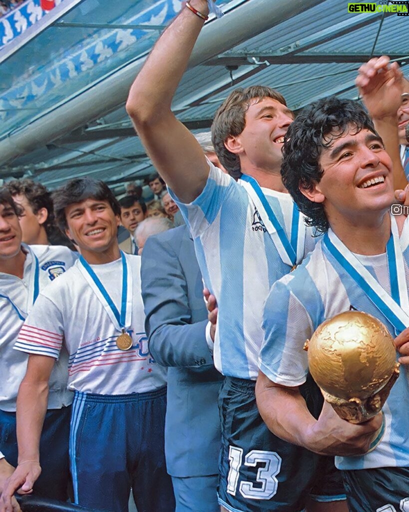 Diego Maradona Instagram - No se puede ganar solo, no. Pero en aquél mundial de México, por algún motivo, dejaste esa sensación. Pero lo cierto es que formaste parte de un equipazo. Fuiste capitán en un equipo de capitanes. Y conducidos por Carlos Bilardo y un cuerpo técnico a prueba de todo. Feliz 37 Aniversario, campeones del mundo!!! 🇦🇷 Estadio Azteca