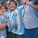 Diego Maradona Instagram - No se puede ganar solo, no. Pero en aquél mundial de México, por algún motivo, dejaste esa sensación. Pero lo cierto es que formaste parte de un equipazo. Fuiste capitán en un equipo de capitanes. Y conducidos por Carlos Bilardo y un cuerpo técnico a prueba de todo. Feliz 37 Aniversario, campeones del mundo!!! 🇦🇷 Estadio Azteca