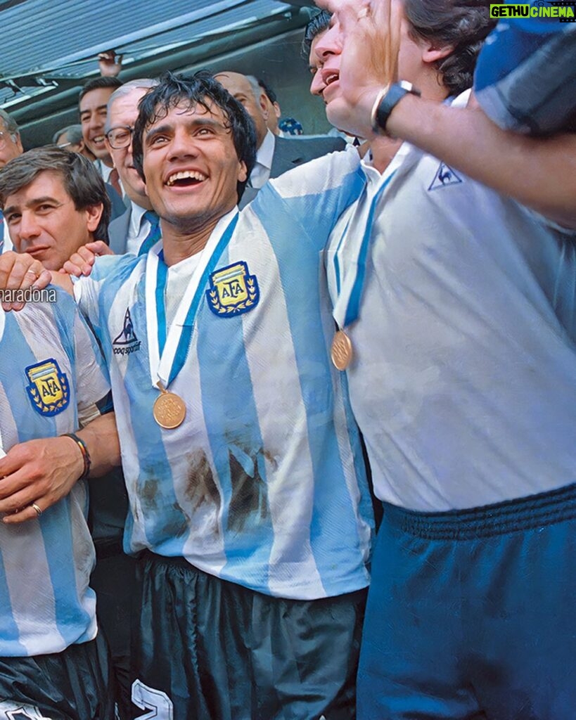 Diego Maradona Instagram - No se puede ganar solo, no. Pero en aquél mundial de México, por algún motivo, dejaste esa sensación. Pero lo cierto es que formaste parte de un equipazo. Fuiste capitán en un equipo de capitanes. Y conducidos por Carlos Bilardo y un cuerpo técnico a prueba de todo. Feliz 37 Aniversario, campeones del mundo!!! 🇦🇷 Estadio Azteca