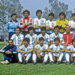 Diego Maradona Instagram - No se puede ganar solo, no. Pero en aquél mundial de México, por algún motivo, dejaste esa sensación. Pero lo cierto es que formaste parte de un equipazo. Fuiste capitán en un equipo de capitanes. Y conducidos por Carlos Bilardo y un cuerpo técnico a prueba de todo. Feliz 37 Aniversario, campeones del mundo!!! 🇦🇷 Estadio Azteca