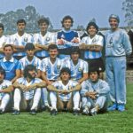 Diego Maradona Instagram - No se puede ganar solo, no. Pero en aquél mundial de México, por algún motivo, dejaste esa sensación. Pero lo cierto es que formaste parte de un equipazo. Fuiste capitán en un equipo de capitanes. Y conducidos por Carlos Bilardo y un cuerpo técnico a prueba de todo. Feliz 37 Aniversario, campeones del mundo!!! 🇦🇷 Estadio Azteca