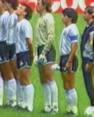 Diego Maradona Instagram - Un día como hoy, en la semi de México '86, la Selección enfrentaba a Bélgica, que venía de eliminar a la temible URSS. Sobrevolaba el recuerdo del mundial anterior, pero no hubo caso, el equipo jugó en gran forma y consiguió una victoria indiscutible. Para nosotros, éste fue tu mejor partido del mundial, con dos goles hermosos. Una vez más, Argentina llegaba a una final de la copa del mundo 🇦🇷