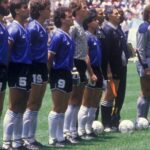 Diego Maradona Instagram - Pocos lo saben. Hoy es el Día del Futbolista en Argentina. No sólo por tu gol, no. Lo es también en honor a un grupo de valientes que salió a dar la cara por todo un país, a tan sólo cuatro años de una guerra que nunca debió ser. No fue un partido más, no fue por los puntos. El honor es de Ustedes, el orgullo es nuestro 🇦🇷 Estadio Azteca