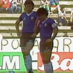 Diego Maradona Instagram - Dicen que nunca jugaste la Copa Libertadores. Pero, ¿y el partido contra Uruguay, qué fue? Evidentemente el árbitro Agnolin se olvidó las tarjetas en Italia. A pesar de todo, no hubo expulsados. Fue victoria por 1-0. Los uruguayos dicen que con Francescoli y Paz en campo desde el inicio, hubiesen tenido más posibilidades. ¿Quién sabe? Los enfrentaste a lo largo de toda tu carrera, en Los Cebollitas, en la juvenil, en la mayor, y en partidos despedida. Te tocó ganar y perder, pero siempre contaste con su respeto y amistad. Estadio Cuauhtemoc Puebla