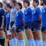 Diego Maradona Instagram - Dicen que nunca jugaste la Copa Libertadores. Pero, ¿y el partido contra Uruguay, qué fue? Evidentemente el árbitro Agnolin se olvidó las tarjetas en Italia. A pesar de todo, no hubo expulsados. Fue victoria por 1-0. Los uruguayos dicen que con Francescoli y Paz en campo desde el inicio, hubiesen tenido más posibilidades. ¿Quién sabe? Los enfrentaste a lo largo de toda tu carrera, en Los Cebollitas, en la juvenil, en la mayor, y en partidos despedida. Te tocó ganar y perder, pero siempre contaste con su respeto y amistad. Estadio Cuauhtemoc Puebla