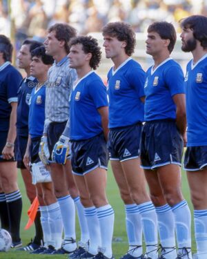 Diego Maradona Instagram - Dicen que nunca jugaste la Copa Libertadores. Pero, ¿y el partido contra Uruguay, qué fue? Evidentemente el árbitro Agnolin se olvidó las tarjetas en Italia. A pesar de todo, no hubo expulsados. Fue victoria por 1-0. Los uruguayos dicen que con Francescoli y Paz en campo desde el inicio, hubiesen tenido más posibilidades. ¿Quién sabe? Los enfrentaste a lo largo de toda tu carrera, en Los Cebollitas, en la juvenil, en la mayor, y en partidos despedida. Te tocó ganar y perder, pero siempre contaste con su respeto y amistad.