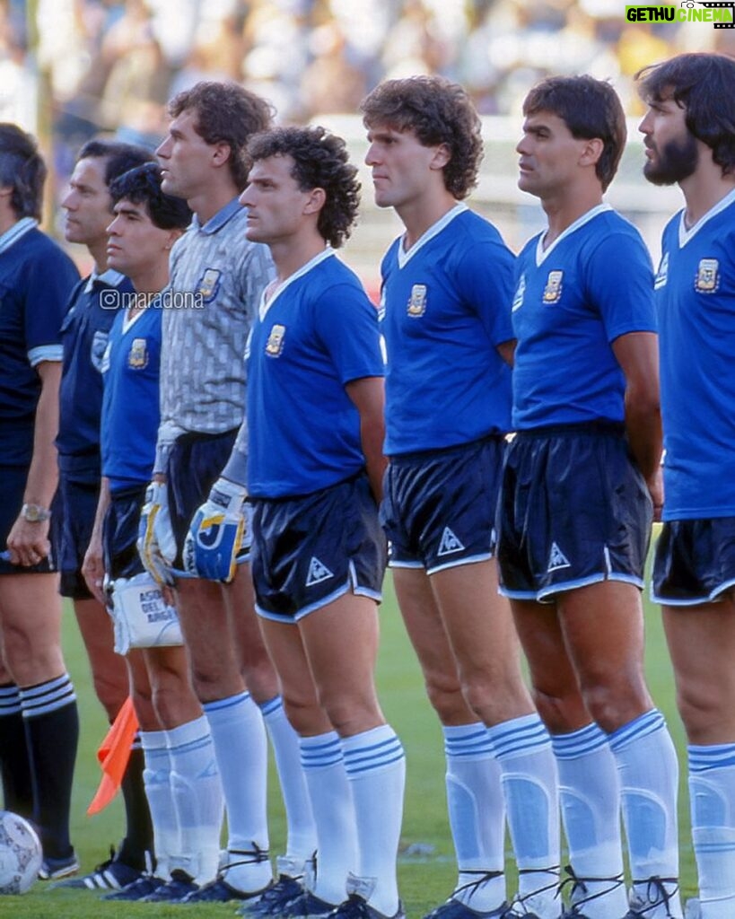 Diego Maradona Instagram - Dicen que nunca jugaste la Copa Libertadores. Pero, ¿y el partido contra Uruguay, qué fue? Evidentemente el árbitro Agnolin se olvidó las tarjetas en Italia. A pesar de todo, no hubo expulsados. Fue victoria por 1-0. Los uruguayos dicen que con Francescoli y Paz en campo desde el inicio, hubiesen tenido más posibilidades. ¿Quién sabe? Los enfrentaste a lo largo de toda tu carrera, en Los Cebollitas, en la juvenil, en la mayor, y en partidos despedida. Te tocó ganar y perder, pero siempre contaste con su respeto y amistad. Estadio Cuauhtemoc Puebla