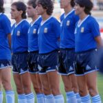 Diego Maradona Instagram - Dicen que nunca jugaste la Copa Libertadores. Pero, ¿y el partido contra Uruguay, qué fue? Evidentemente el árbitro Agnolin se olvidó las tarjetas en Italia. A pesar de todo, no hubo expulsados. Fue victoria por 1-0. Los uruguayos dicen que con Francescoli y Paz en campo desde el inicio, hubiesen tenido más posibilidades. ¿Quién sabe? Los enfrentaste a lo largo de toda tu carrera, en Los Cebollitas, en la juvenil, en la mayor, y en partidos despedida. Te tocó ganar y perder, pero siempre contaste con su respeto y amistad. Estadio Cuauhtemoc Puebla