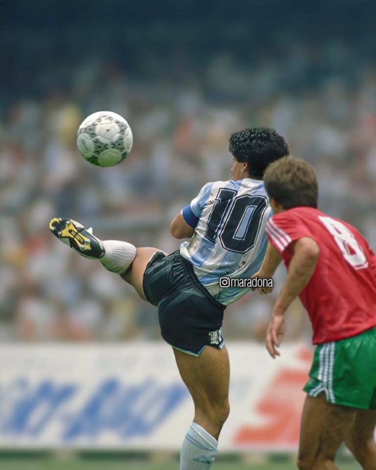 Diego Maradona Instagram - Un poco de magia para recordar el partido contra Bulgaria, un día como hoy, en México '86. Esta victoria por 2-0, con goles de Valdano y Burru, fue clave para clasificar primeros y definir el equipo que terminó consagrándose campeón del mundo ❤️🇦🇷 Estadio Olimpico Universitario