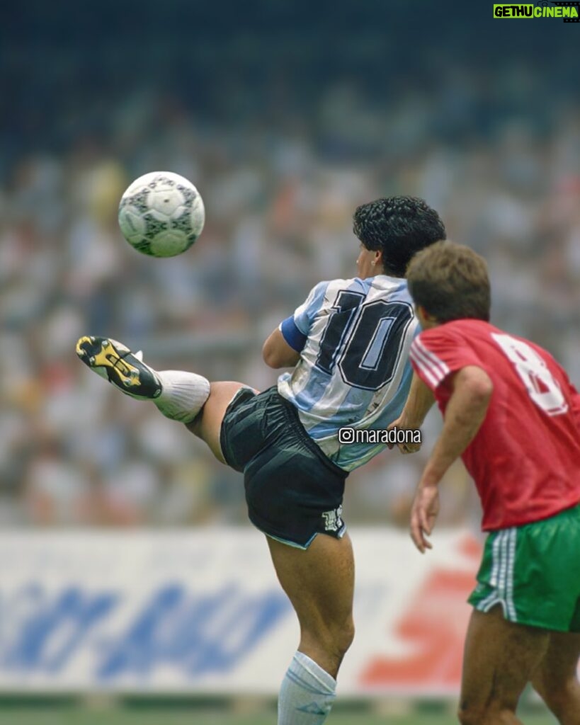 Diego Maradona Instagram - Un poco de magia para recordar el partido contra Bulgaria, un día como hoy, en México '86. Esta victoria por 2-0, con goles de Valdano y Burru, fue clave para clasificar primeros y definir el equipo que terminó consagrándose campeón del mundo ❤🇦🇷 Estadio Olimpico Universitario