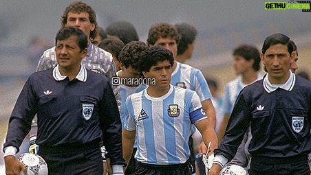 Diego Maradona Instagram - 2 de junio de 1986 Argentina 3 vs. Corea 1 Algunos cuentan cuántos títulos ganaste, otros cuentan cuántos goles hiciste, en cuántos equipos jugaste, cuántos tiros libres pateaste, cuántos penales erraste. Y se olvidan del contexto, de tus luchas, esas que te trajeron tantos problemas. Hubiese sido mejor jugar y quedarse callado, claro. Pero no entienden que vos no fuiste sólo un jugador de fútbol. Fuiste algo más que eso. Por eso hoy queremos recordar, una vez más, el debut de Argentina en el Mundial de México 86. Una copa del mundo que fue un punto de inflexión en la historia del fútbol. No jugaron sólo contra Corea, sino que jugaron contra la FIFA, contra el periodismo, contra el clima, contra los campos de juego en mal estado, contra el fantasma de una guerra, durmiendo en lugares precarios, sin indumentaria, con gente a las trompadas en la tribuna, y con muy pocos hinchas argentinos haciendo el aguante. Pero tus luchas dieron también sus frutos: el Fair Play actual, que protege a los jugadores, campos de juego espectaculares, planteles durmiendo en hoteles 5 estrellas. Y el VAR. Muchos dicen que con el VAR vos no hubieses sido campeón del mundo. Yo creo que hubieses podido hacer más goles y dar aun más espectáculo, en vez de convertirte en el jugador más golpeado de la historia de los mundiales. Gracias papá, por tu coraje y por tu amor propio 🇦🇷