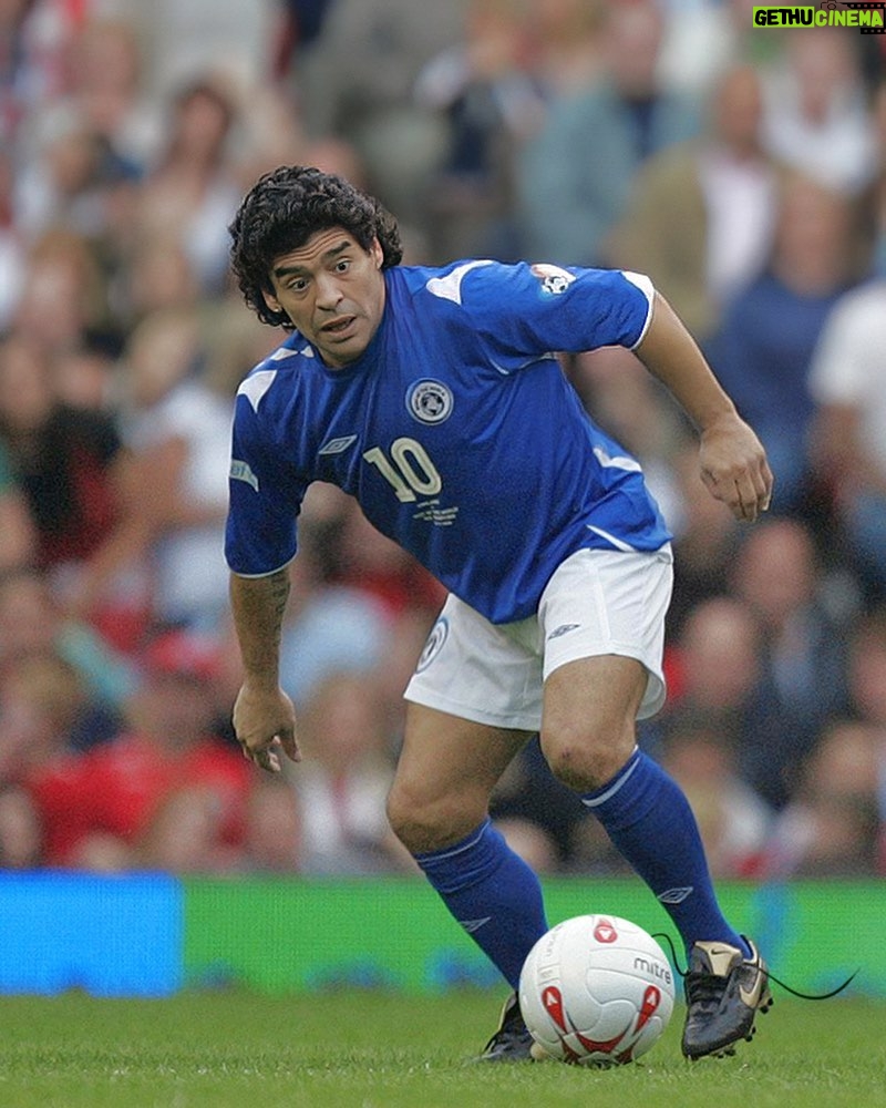 Diego Maradona Instagram - Un nuevo aniversario de este inolvidable partido a beneficio de UNICEF, en 2006. Podría ser en cualquier año, cualquier cancha, por los puntos o en un amistoso, pero tu estampa es inconfundible ❤️ Wembley Stadium