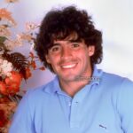 Diego Maradona Instagram - Sabemos que no sólo te extrañan los amantes del fútbol, porque fuiste mucho más que un jugador. Fuiste alguien que, teniéndolo todo, usó su popularidad para defender a los que menos tienen. Podrías haber mirado para otro lado, haber dicho sólo cosas correctas, o aparecer sólo los Domingos. Pero no. Algunos lo llaman disrupción, otros "conciencia social". Que Dios nos bendiga a todos este 2024 ❤️