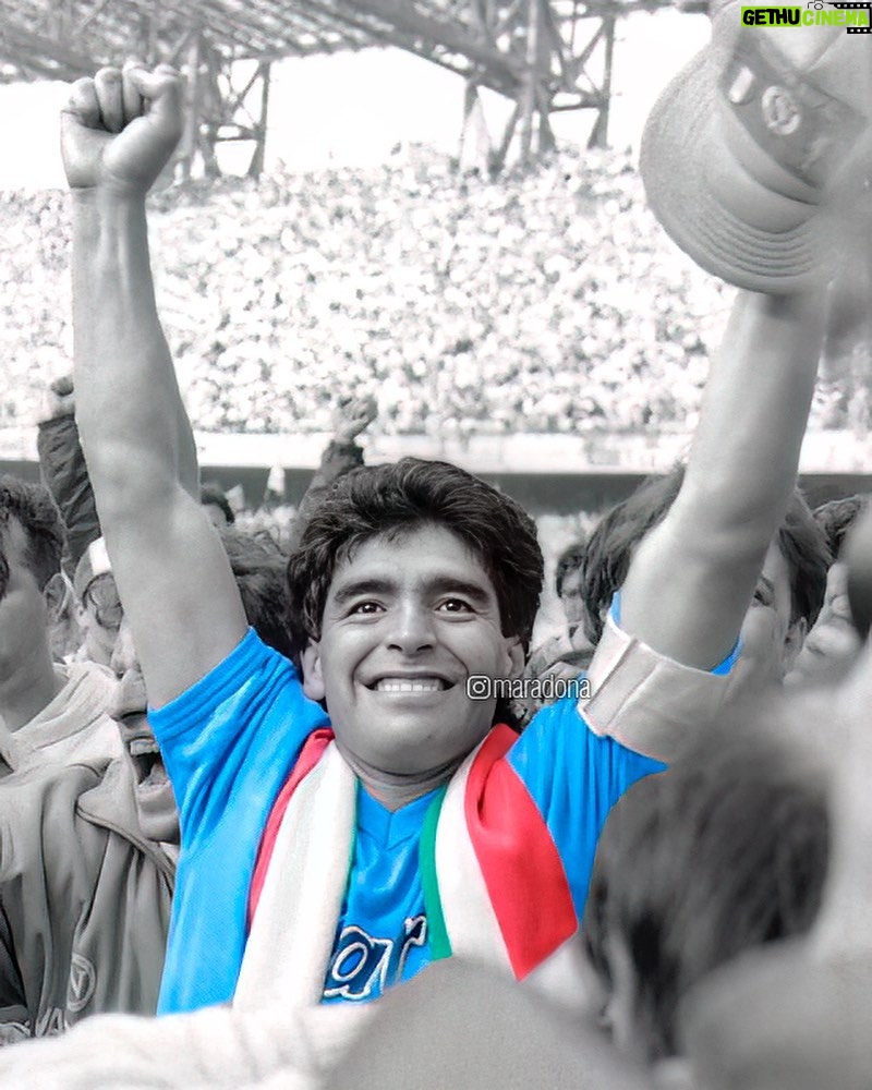 Diego Maradona Instagram - 29 aprile 1990: molto presto questo non sarà più l'ultimo scudetto vinto dal Napoli. Onora i tuoi compagni di squadra, i napoletani e la città. Stadio Diego Armando Maradona
