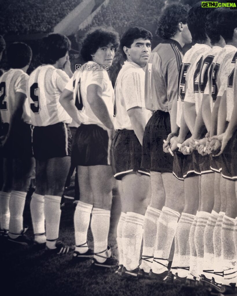 Diego Maradona Instagram - Hoy se cumplen años de este partido amistoso contra la Unión Soviética, en 1982. Y se nos vino a la mente esta otra foto, también contra la Unión Soviética, pero en Italia 1990. La misma toma, la misma pose, el mismo rival, en circunstancias muy distintas, y con la misma pasión de siempre 🇦🇷