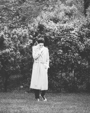 Dilara Gönder Instagram - Çocuklarımıza daha iyi bir gelecek sağlamak istiyorsak, düşünmekten vazgeçmemeliyiz. Dışarı çıksam da gördüğünüz bu düşünce halinden çıkamıyorum. Bu halimi de bana göstermek için fotoğrafımı çekmişler. Ancak bana düşünceli hallerim anormal gelmiyor, aksine insan bildiklerini ve öğrendiklerini birleştirip bir sonuca ve ardından çözüme varmak için çok düşünmeli. Kendimiz için de değil. 23 Nisan bugün. Çocuklarımızı düşünmek zorundayız. ♾️🖤