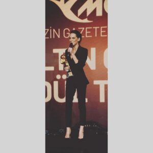Dilara Gönder Instagram - MGD gecesine beni hazırlayan ve her zaman yanımda olan sevgili @ozgemerve1 ❤️ tanıdığım en zevkli kadın 🧿 veee tabii ki yetenekli elleri  @ebruockl 🙏❤️🌹 vee @ersinn_kaya  Çok ama çok teşekkür ederim..