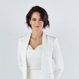Dilara Gönder Instagram - Yeteneğe her zaman çok ama çok saygı duyarım. Üzerine bir de profesyonellik eklenince çalışması en keyifli ortam oluşur. İşte öyle bir fotoğraf sanatçısıyla ( @eceo )çalışma şansına eriştim. Aynı şekilde, zevkiyle de çekilen fotoğraflarda şık görünmemi sağlayan şahane bir styling ekibiyle @tubamugem birlikte üstelik ❤️🧿🙏 Saç, makyaj Ciner Medya’nın profesyonel ellerinden 💐 Emeği geçen herkese çok teşekkür ederim. İyi ki varsınız.. 🧿🌹Son 2… ⏰