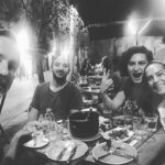 Dilara Gönder Instagram - Yıllaaaaarrr sonraaaaaaa yılllaaaarr 🎶🎶🎶❤️❤️❤️ tanıdıgım en çatlak şahanelerden,üniversite çetesinden!! Kocalarımızla yemek yemek de varmış :)) Hem de yeni evlerine,İspanya'da :) muhteşem bir his 🙏🙏🙏 @ecayir @saydamdeger