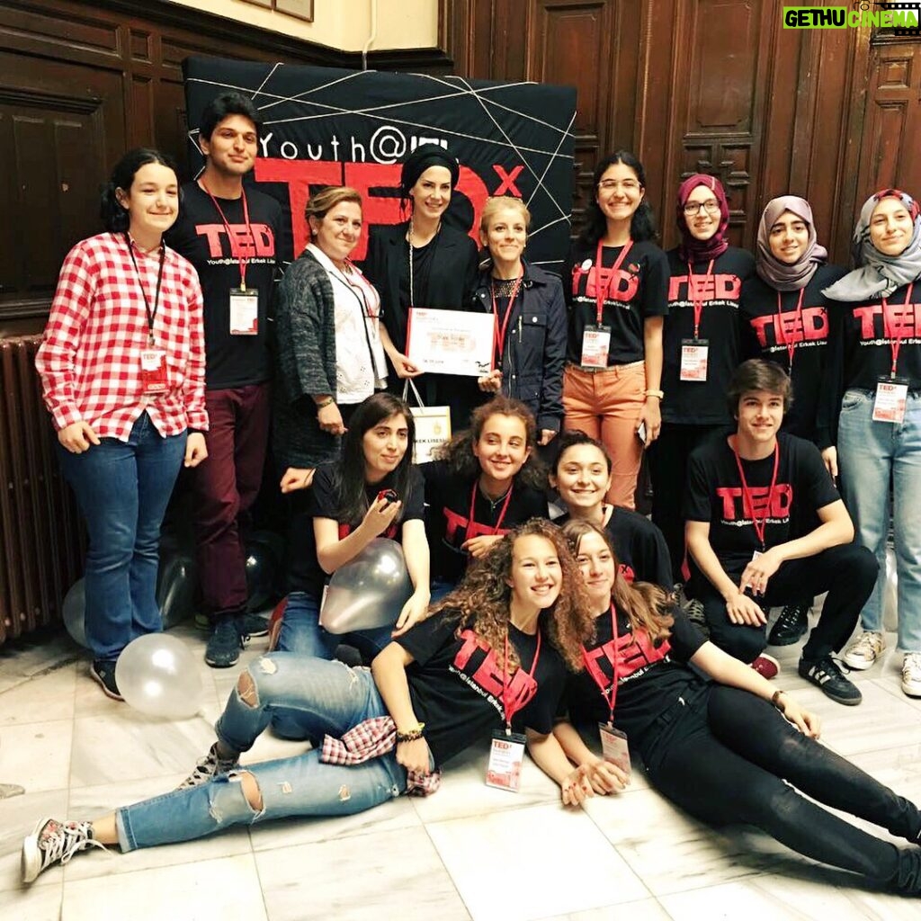 Dilara Gönder Instagram - TedX Youth@IEL çok güzeldi,hikayemi ve düşüncelerimi dinlediğiniz ve davetiniz için tekrar teşekkür ederim 🙏💕@tedxiel photo by @saydamdeger ❤️️ İstanbul Erkek Lisesi