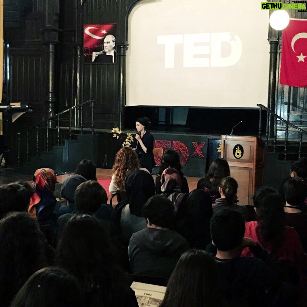 Dilara Gönder Instagram - TedX Youth@IEL çok güzeldi,hikayemi ve düşüncelerimi dinlediğiniz ve davetiniz için tekrar teşekkür ederim 🙏💕@tedxiel photo by @saydamdeger ❤️️ İstanbul Erkek Lisesi